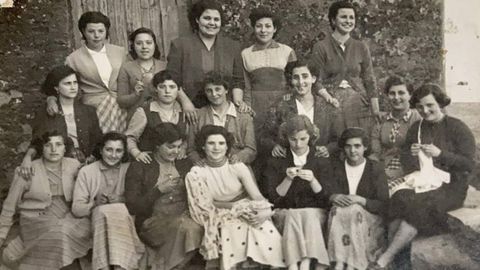 Herminia, sentada con falda de lunares, de joven con su pandilla