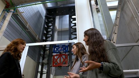 Carmen López y Sandra Sanmartín na torre de impacto