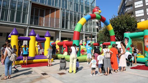 Niños disfrutando de hinchables en las fiestas de Ribeira.