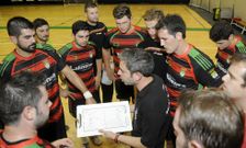 Aguiar dando instrucciones a sus jugadores durante un partido de esta temporada. 