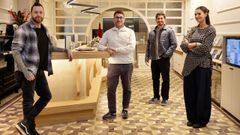 Rub�n Ledo, Fran Parada, Genaro Gazzera y Susana Fern�ndez en antiguo local del bar El Molino, que ahora acoge un establecimiento de Auga de Parada