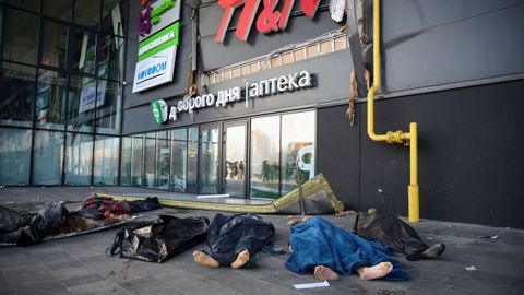 Cadáveres frente al centro comercial atacado por las tropas rusas en Kiev