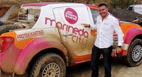 El piloto y su veh�culo, despu�s de realizar unas pruebas de 200 kil�metros por un monte en Cuenca.