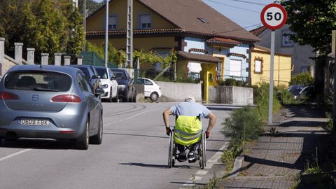 Las aceras estrechas hacen que cada d�a muchos arriesguen la vida para poder desplazarse