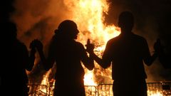 Hogueras en la playa de A Compostela, en Vilagarcia