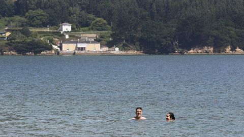 Una pareja disfrutando de un ba�o en la playa de Arealonga, en O Vicedo, este mi�rcoles