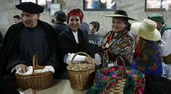 Decenas de visitantes acuden a la feria con vestimentas propias de los a�os 50. 