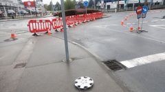 La zona estaba cerrada hasta el lunes a las siete de la mañana. Los responsables municipales anunciaron este viernes un cierre en el entorno de la rotonda cercana al supermercado de la zona, pero un conductor se despistó y terminó en medio de la obra.