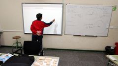 Imagen de archivo de un alumno de Santiago usando la pantalla digital en clase