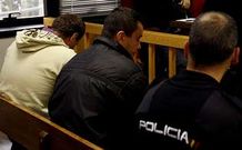 Georghe Bejenaru y Gabriel Bogdan, rumanos, ayer en el banquillo, custodiados por la polic�a