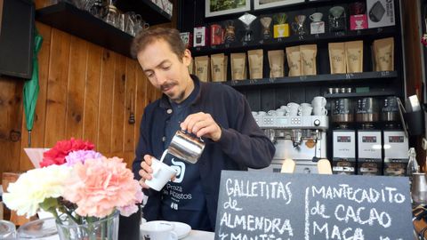 El barista Pablo Simancas en TuCaf�, el rinc�n m�s cafetero de Vilagarc�a