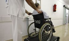 El servicio tiene convenios con residencias para acoger temporalmente a los mayores sin recursos ni red de apoyo que, por su patolog�a, no pueden valerse por s� mismos.