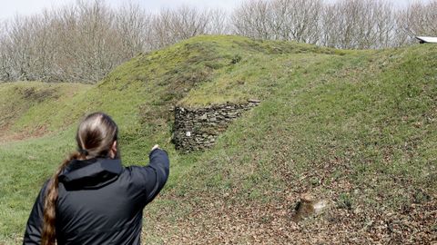 El t�cnico Diego Torres, de espaldas, indicando los restos de una torre que pod�a cumplir funciones de control y de vigilancia