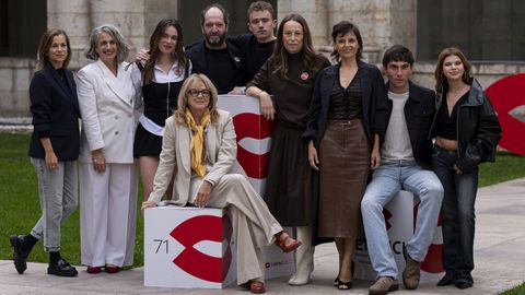 La directora Ione Hern&aacute;ndez (en el centro) con el elenco de la pel&iacute;cula  Hermanas .