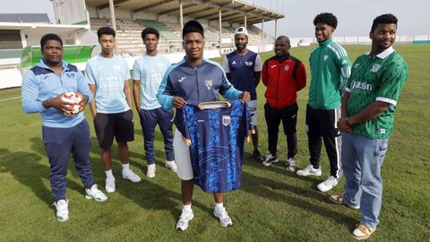Un grupo de futbolistas mari�anos con or�genes en Cabo Verde posa con la camiseta de la selecci�n del pa�s africano