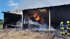 El incendio se originó entre un tractor y varias pacas de paja