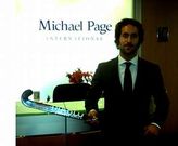 Koke posa para La Voz con un stick y el logotipo de la empresa para la que trabaja