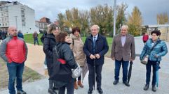 El alcalde, en el centro, durante la inauguraci�n de la reforma del entorno de la guarder�a