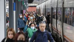 Pasajeros de un tren en la estacin de Vigo.