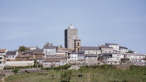 La Torre del Homenaje lidera el horizonte en el casco urbano de Viana.