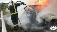 Coche incendiado en la 'Y'