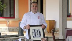 Miguel �ngel Campos, con algunas fotos antiguas del restaurante A Gabeira