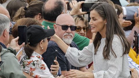 La reina Letizia saludando a un grupo de ciudadanos durante la visita