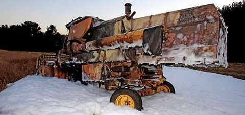 La cosechadora estaba realizando la malla del cereal en una finca de A Cheda, en la parroquia de Tors.
