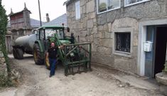Jos� Ram�n Garc�a coloc� el tractor ante su casa para evitar que hicieran las obras. 