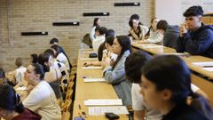 Alumnos realizando el primer examen de la PAU en la Facultade de Humanidades de Lugo.