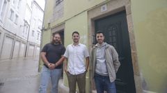 No, Fernando y Carlos, frente al edificio que han comprado y reformado en A Tinera. Diego As, su amigo del instituto, pintar un mural en la fachada estos das
