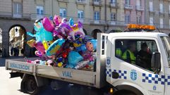 El 092 requisa un cargamento de globos en la plaza de Mar�a Pita