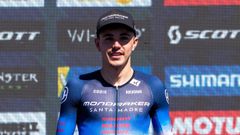 �lex porta el trofeo que conmemora su podio en el circuito norteamericano de Utah