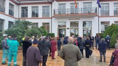 La concentraci�n se llev� a cabo al mediod�a ante la entrada principal de la casa consistorial