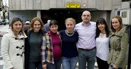 Irene Abeleira, Cristina Vali�as, Laura Gonz�lez, Amada M�ndez, Moncho Gonz�lez, Sandra Monta�a y Romina �lvarez, ante el Xeral.