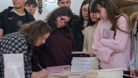 Los alumnos del IES Rosal&iacute;a, el pasado mayo, en la entrega de libros finalistas para que lean y valoren.