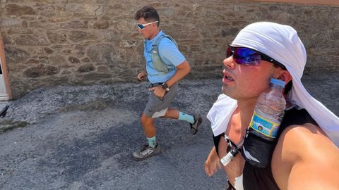 Los hermanos Garc�a Balea, sobrellevando el calor durante el reto por los enfermos de p�rkinson entre Bueu y Santiago