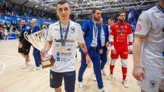 Turbi con la Copa Galicia cosechada la pasada campa�a por O Parrulo.