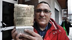 Esteban S�nchez, con la placa que entregar� a los trabajadores de la sexta sur del CHUO