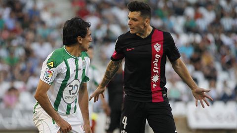 Ximo, a la derecha, en una imagen de aquel partido como jugador del Almería