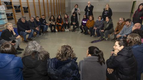 Profesores, sindicalistas y progenitores se concentraron ayer por la tarde en el IES Agra de Ra�ces de Cee para reivindicar mejoras, entre ellas, m�s profesorado para necesidades especiales