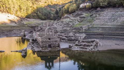 En el 2017, la falta de lluvias vaci el embalse de Negueira de Muiz, antes parte de A Fonsagrada, dejando al descubierto aldeas que quedaron anegadas tras la construccin del pantano 