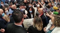 Pedro S�nchez recibi� la bolsa de Visit-Pontevedra de manos de la concejala de Turismo, Yoya Banco, y del teniente de alcalde, Tino Fern�ndez