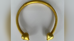 El torques encontrado en mayo en las Mari�as Betanceiras, decorado con espirales, trenzados y dos puntas con forma de cebolla, es similar al segundo hallado.