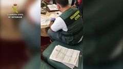 Imagen de la Guardia durante uno de los registros de la Operaci�n Portaviones