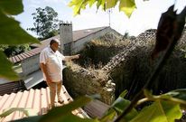 Ricardo �lvarez se�ala las ruinas que amenazan su casa en el lugar de A Cebola (Zas).