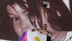 Slim Safont, trabajando en una pared de la r�a Amil. 