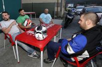 Santiago, Javi, Juan y Adri�n hablan del problema en Landrove. 