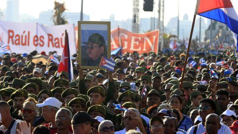 Vista de la concentraci�n convocada en apoyo al l�der revolucionario Ra�l Castro en La Habana