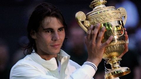 Rafael Nadal con su trofeo de Wimbledon de 2008 tras derrotar a Roger Federer en la final